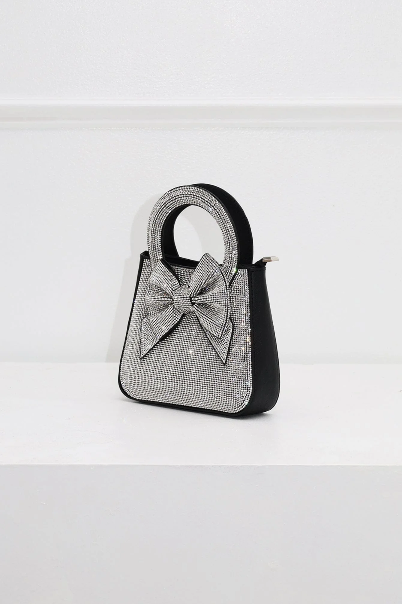 7225-Sweet-Yet-Bold-Bow-Clutch-4.webp Sweet Yet Bold Bow Clutch